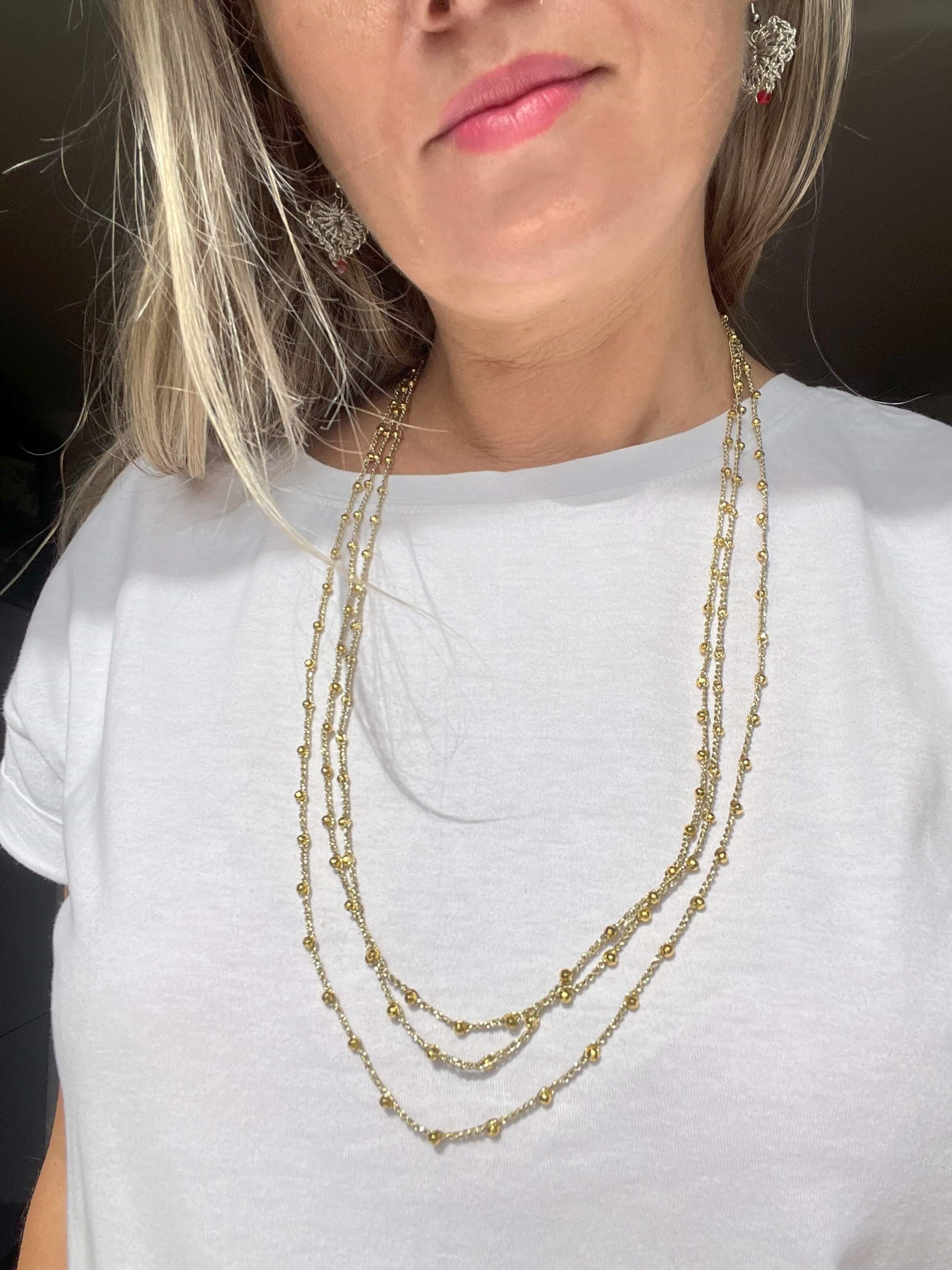 Tre collane minimalista insieme in filato d’oro con dettagli in ematite dorata. Design elegante, leggero e anallergico, perfetto per chi cerca uno stile raffinato e pratico.