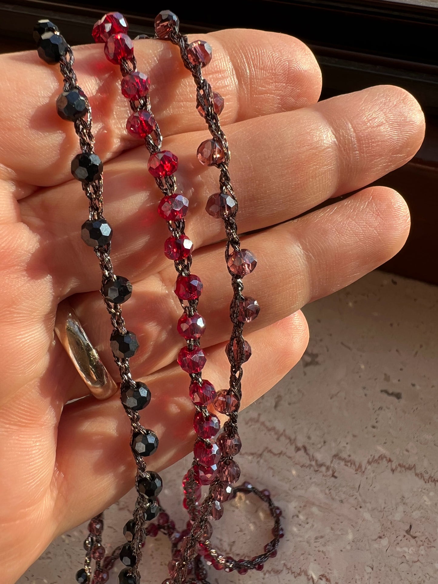 Gioielli artigianali minimal in cristallo e filo, anallergico, senza metallo. Versatili e raffinati, per ogni momento.