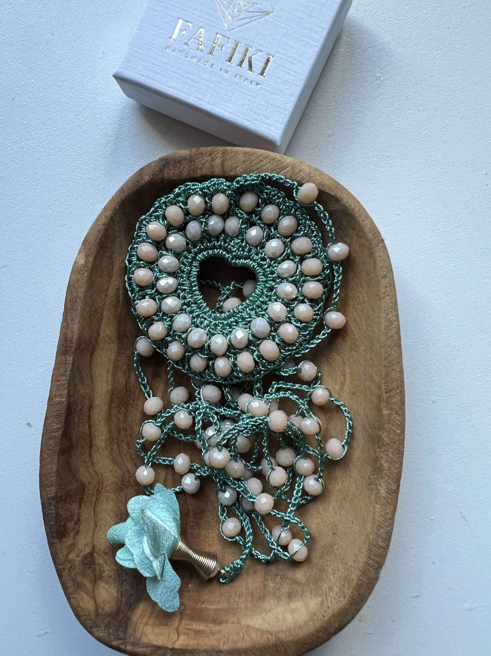 Collana lunga boho elegante per matrimoni, feste e cerimonie. Un gioiello unico e ricercato per distinguerti con stile.