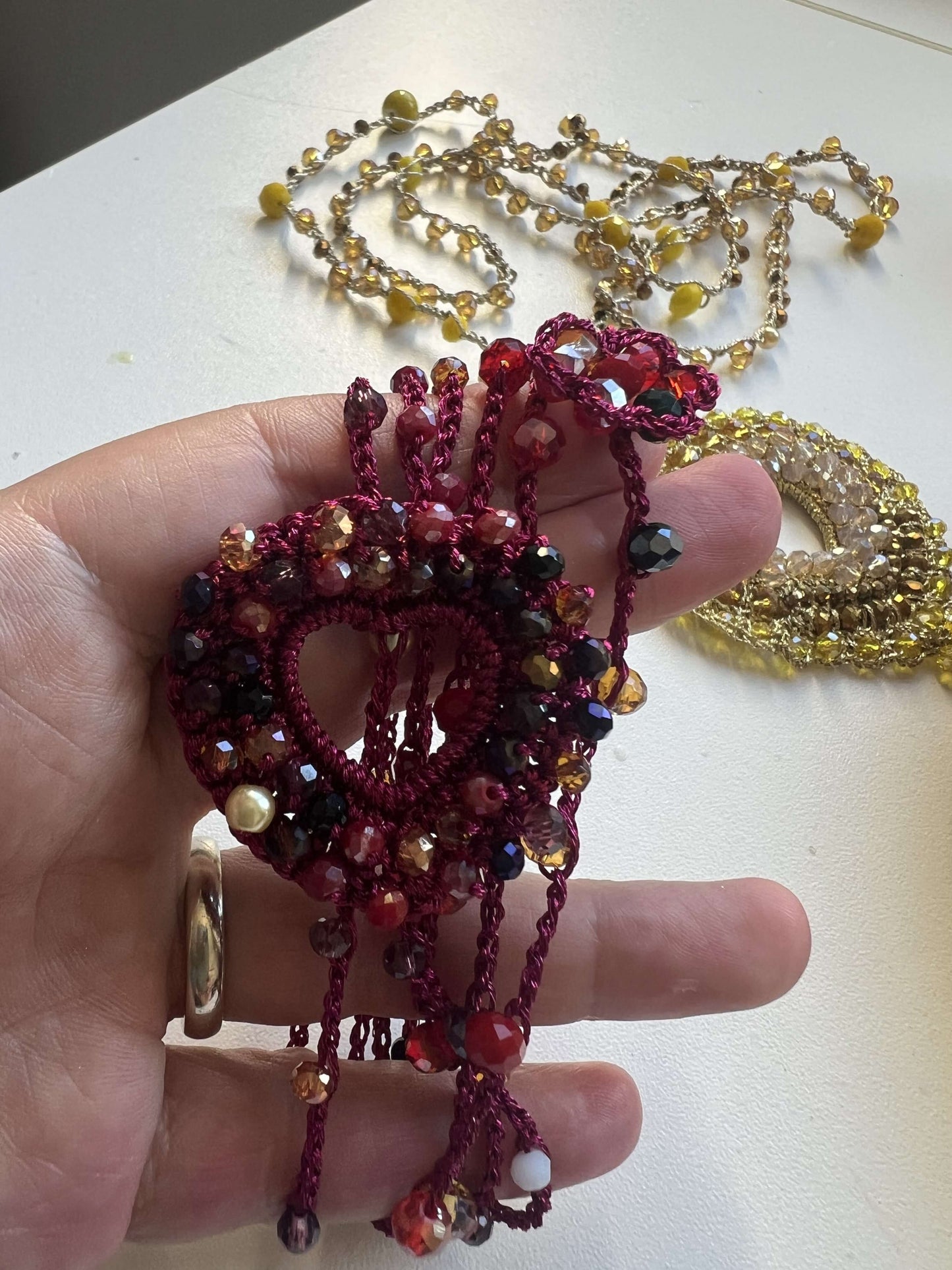 Collana con cuore fucsia e cristalli scintillanti, accessorio donna elegante e versatile per outfit chic e serali