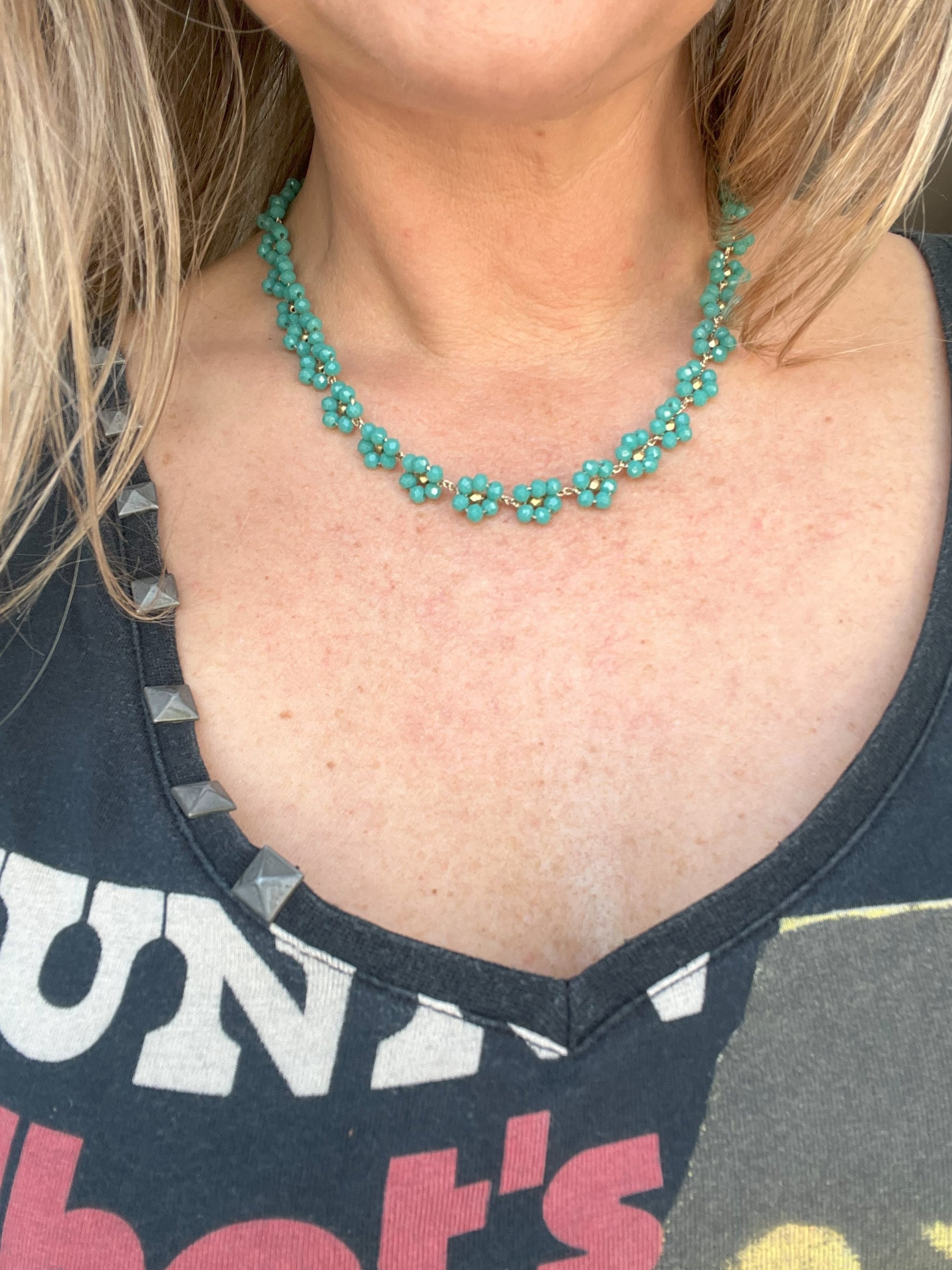 Verde Incanto: collana girocollo con fiorellini verdi smaltati. Un gioiello delicato che celebra la natura con dettagli primaverili e design elegante