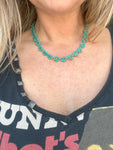 Verde Incanto: collana girocollo con fiorellini verdi smaltati. Un gioiello delicato che celebra la natura con dettagli primaverili e design elegante