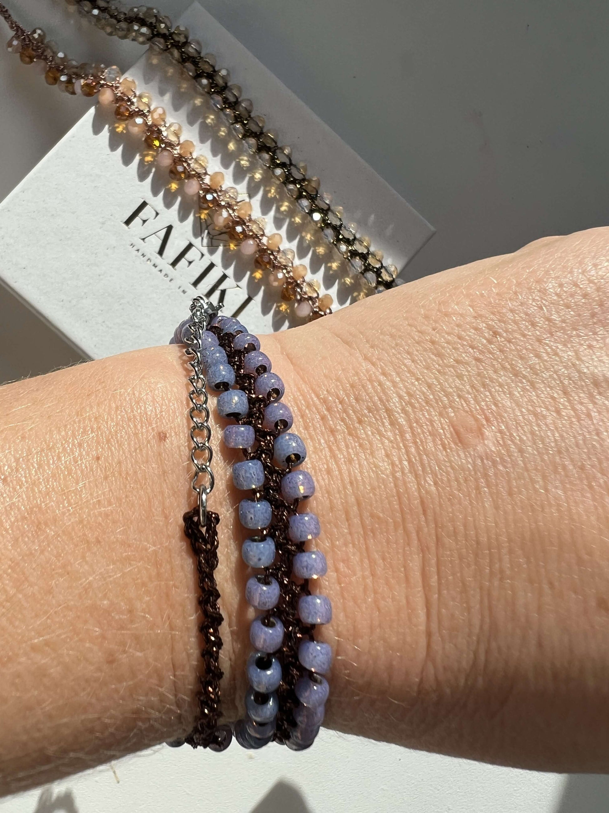 Minimal, luminoso, autentico. Choker fatto a mano senza metallo, perfetto per ogni giorno e per chi cerca un gioiello diverso dal solito.