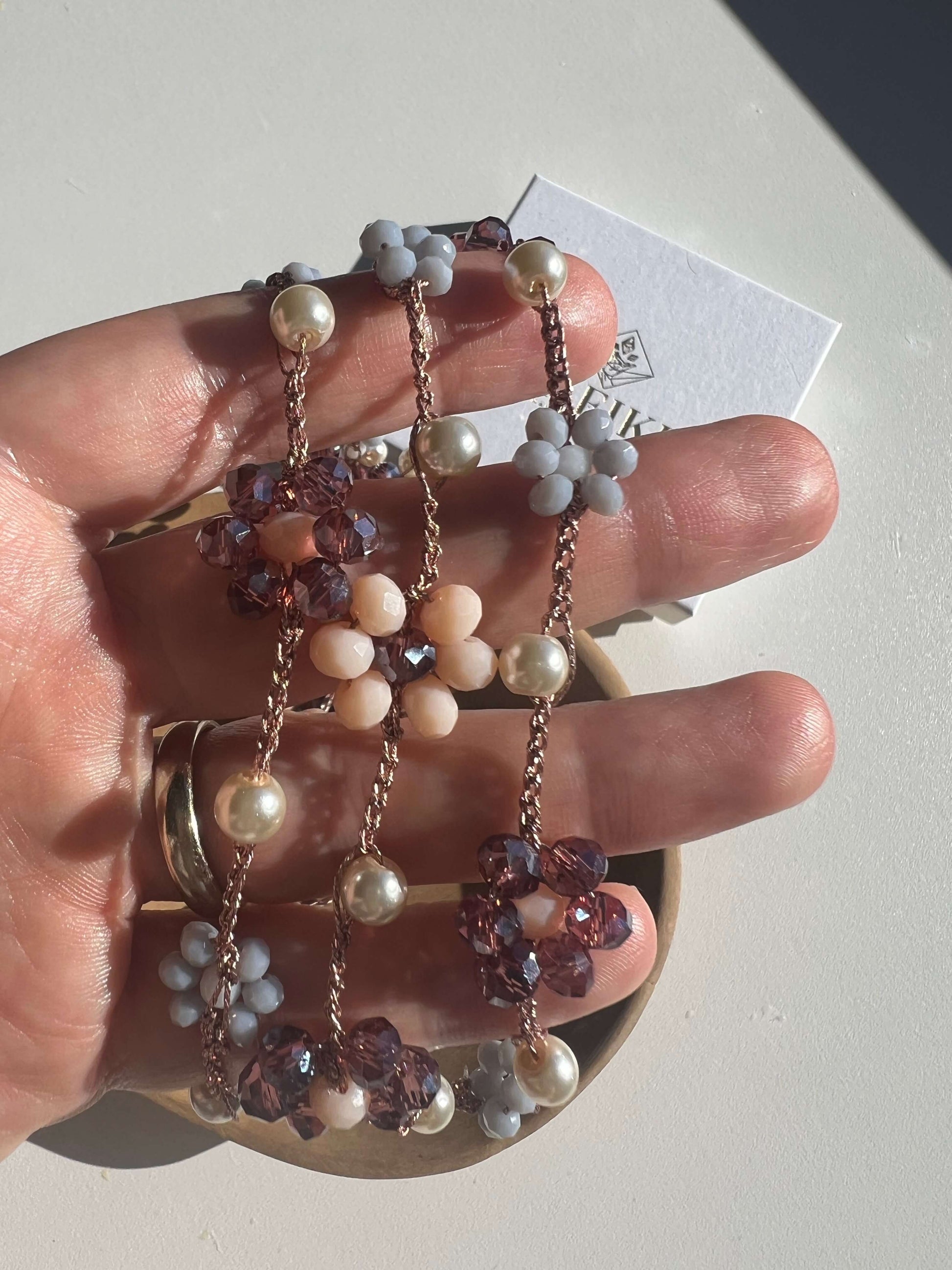 Collana boho chic Viola Cenere in crochet con perle viola e grigio. Anallergica, senza metallo, senza chiusura, elegante e versatile.