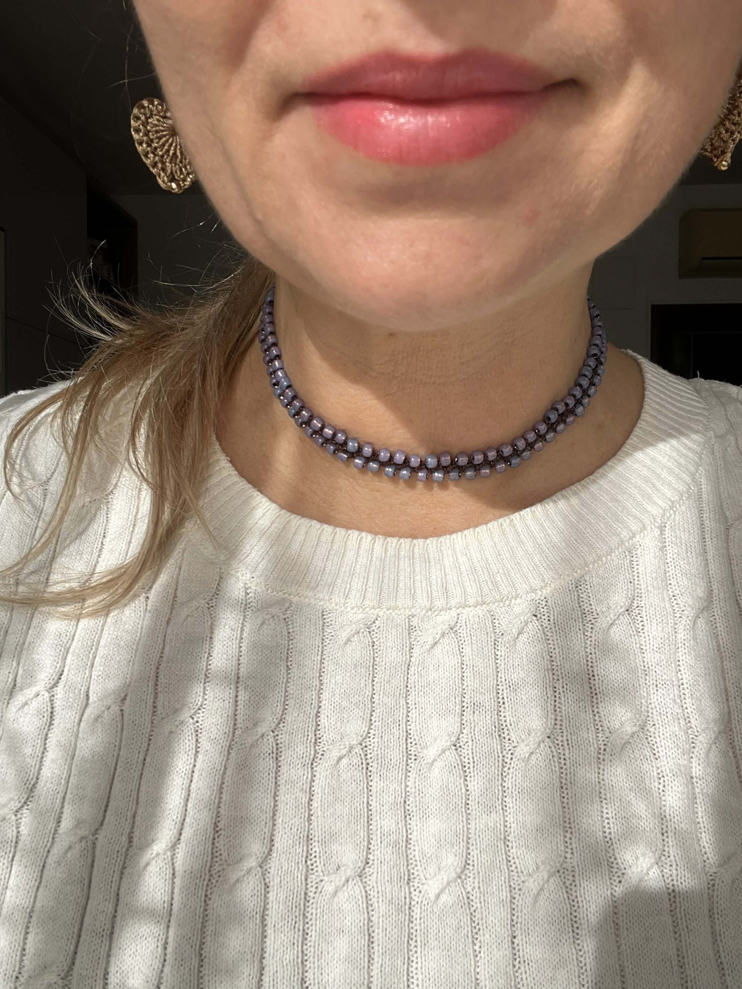 Un choker elegante e naturale, lavorato all’uncinetto. Si adatta a te, non il contrario. Per chi sceglie qualità e unicità.