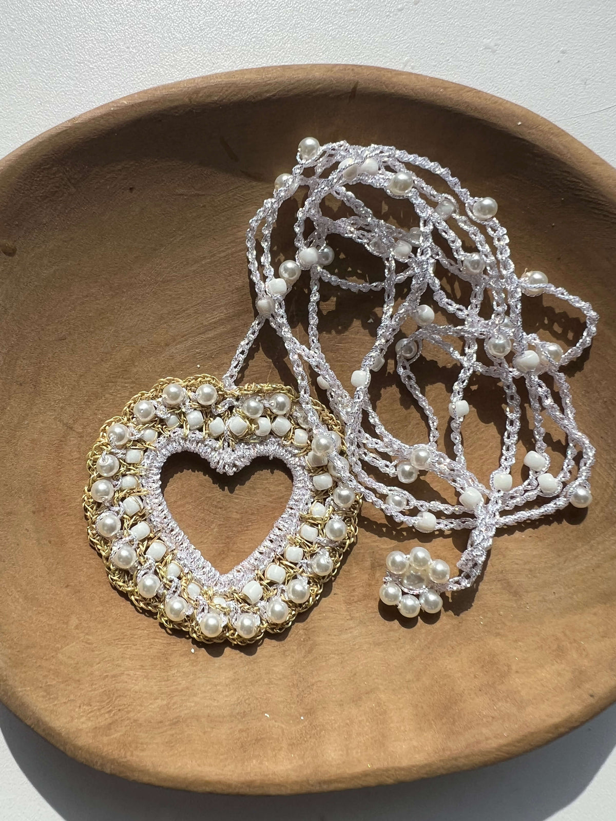 Collana artigianale con ciondolo a cuore bianco, idea regalo elegante per una donna speciale.