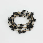 Collana artigianale lunga, fatta a mano con filo oro, cristalli e perline nere. Senza metallo, anallergica e trasformabile in bracciale stile boho