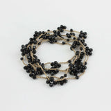 Collana artigianale lunga, fatta a mano con filo oro, cristalli e perline nere. Senza metallo, anallergica e trasformabile in bracciale stile boho