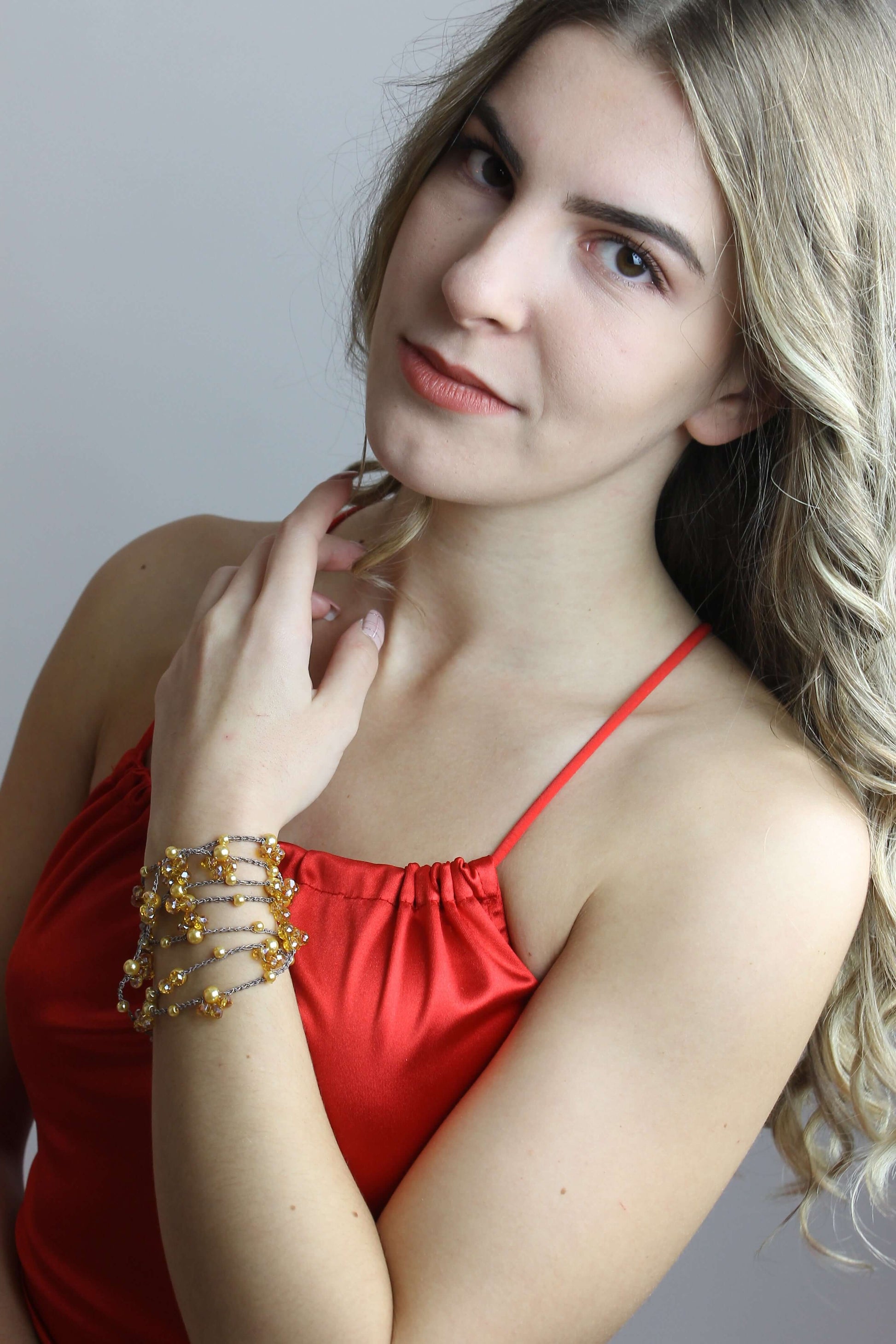 Collana artigianale lunga Fafiki, realizzata a mano con filo color oro, perline e cristalli. Versatile e comoda, può essere indossata in un giro o avvolta due volte per un look sofisticato. La chiusura assente la rende facile da indossare, mentre il design anallergico la rende ideale per chi cerca comfort. Usa la collana anche come bracciale multigiro per esprimere la tua creatività