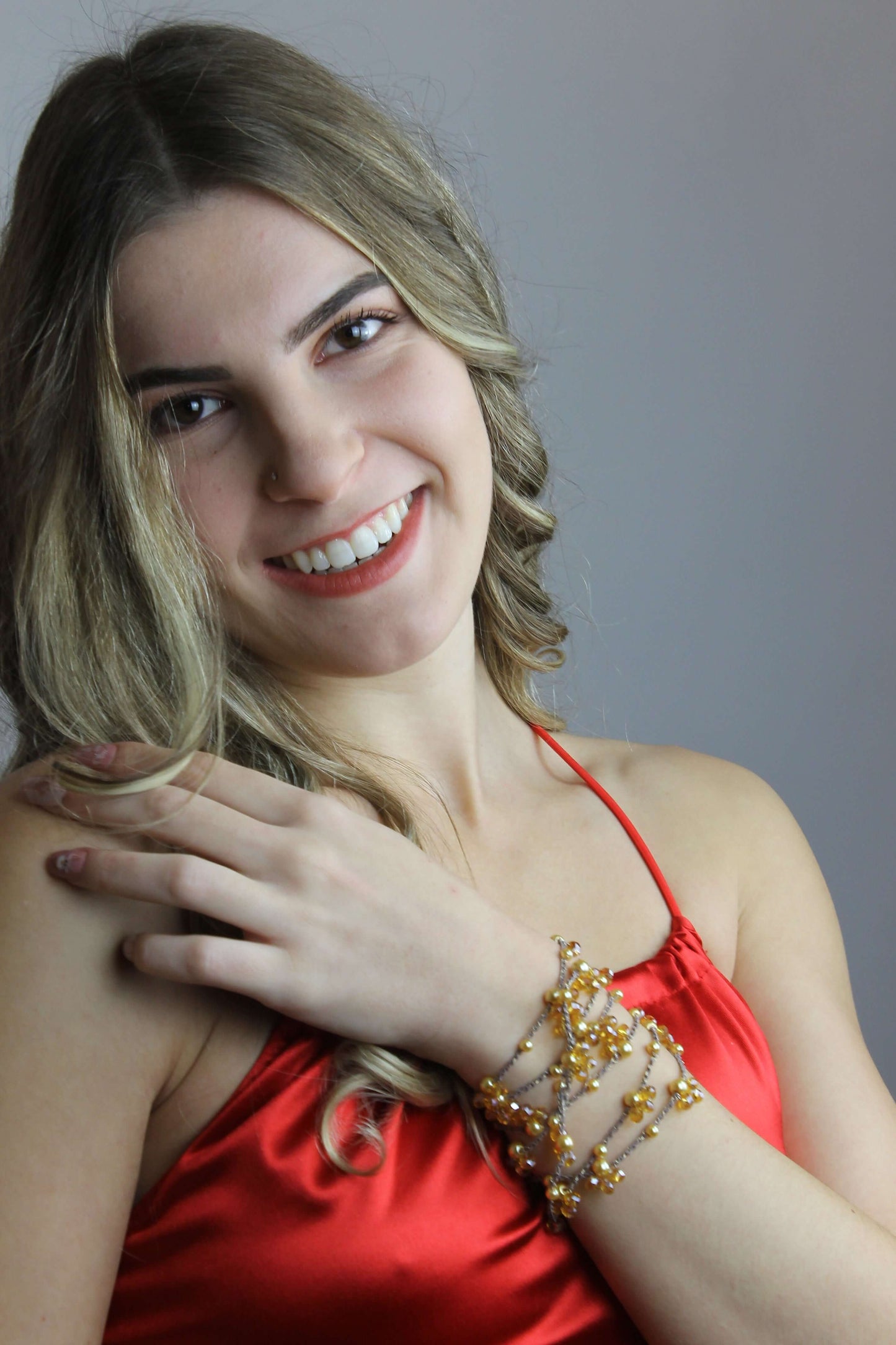 Collana artigianale lunga Fafiki, realizzata a mano con filo color oro, perline e cristalli. Versatile e comoda, può essere indossata in un giro o avvolta due volte per un look sofisticato. La chiusura assente la rende facile da indossare, mentre il design anallergico la rende ideale per chi cerca comfort. Usa la collana anche come bracciale multigiro per esprimere la tua creatività