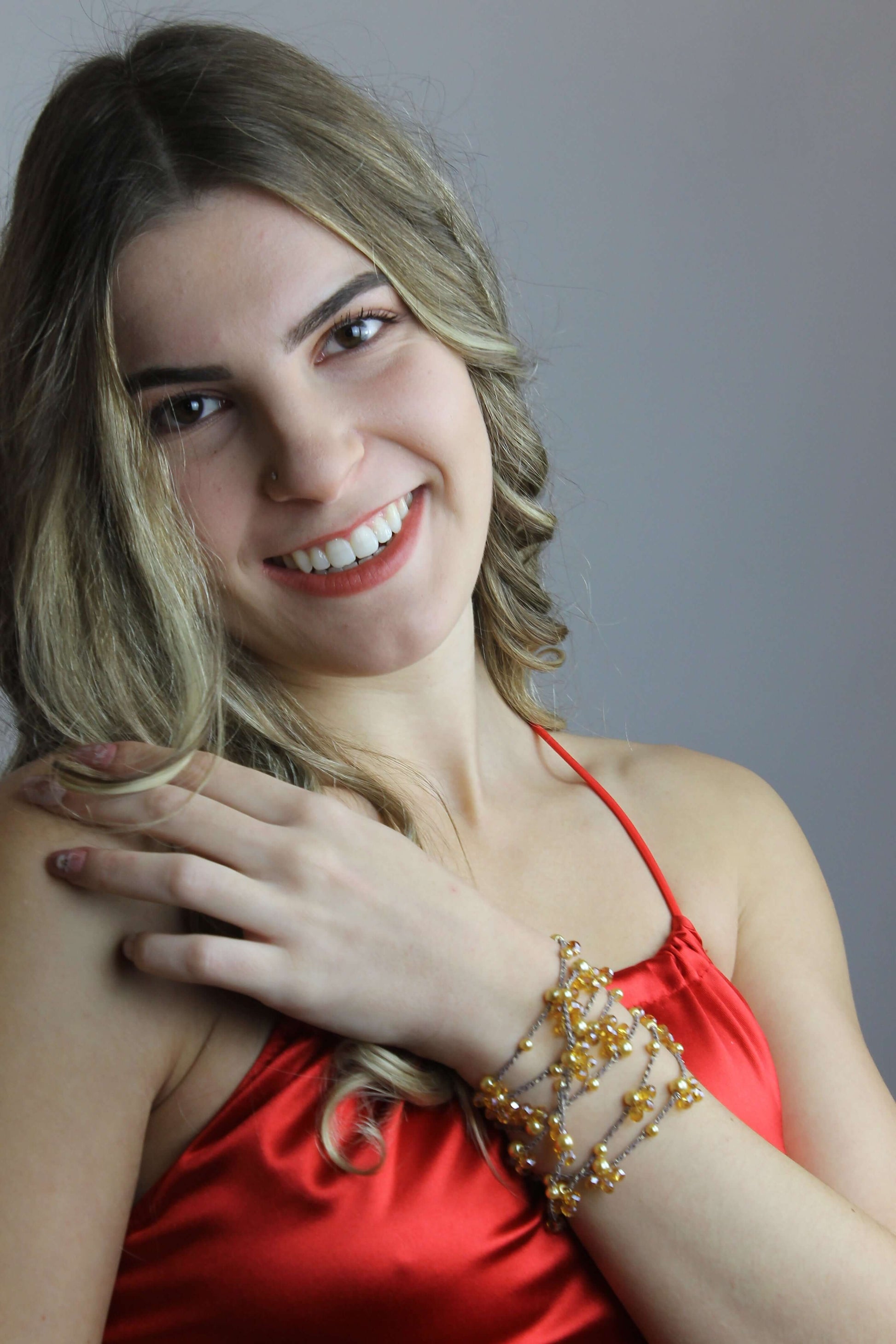 Collana artigianale lunga Fafiki, realizzata a mano con filo color oro, perline e cristalli. Versatile e comoda, può essere indossata in un giro o avvolta due volte per un look sofisticato. La chiusura assente la rende facile da indossare, mentre il design anallergico la rende ideale per chi cerca comfort. Usa la collana anche come bracciale multigiro per esprimere la tua creatività