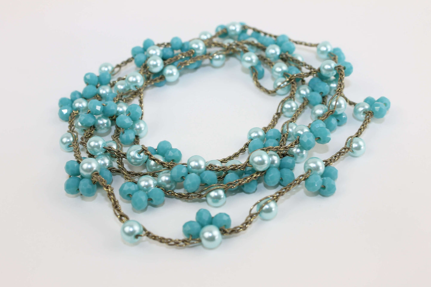 Un omaggio al mare: collana con cristalli e perline azzurre per uno stile luminoso e sofisticato