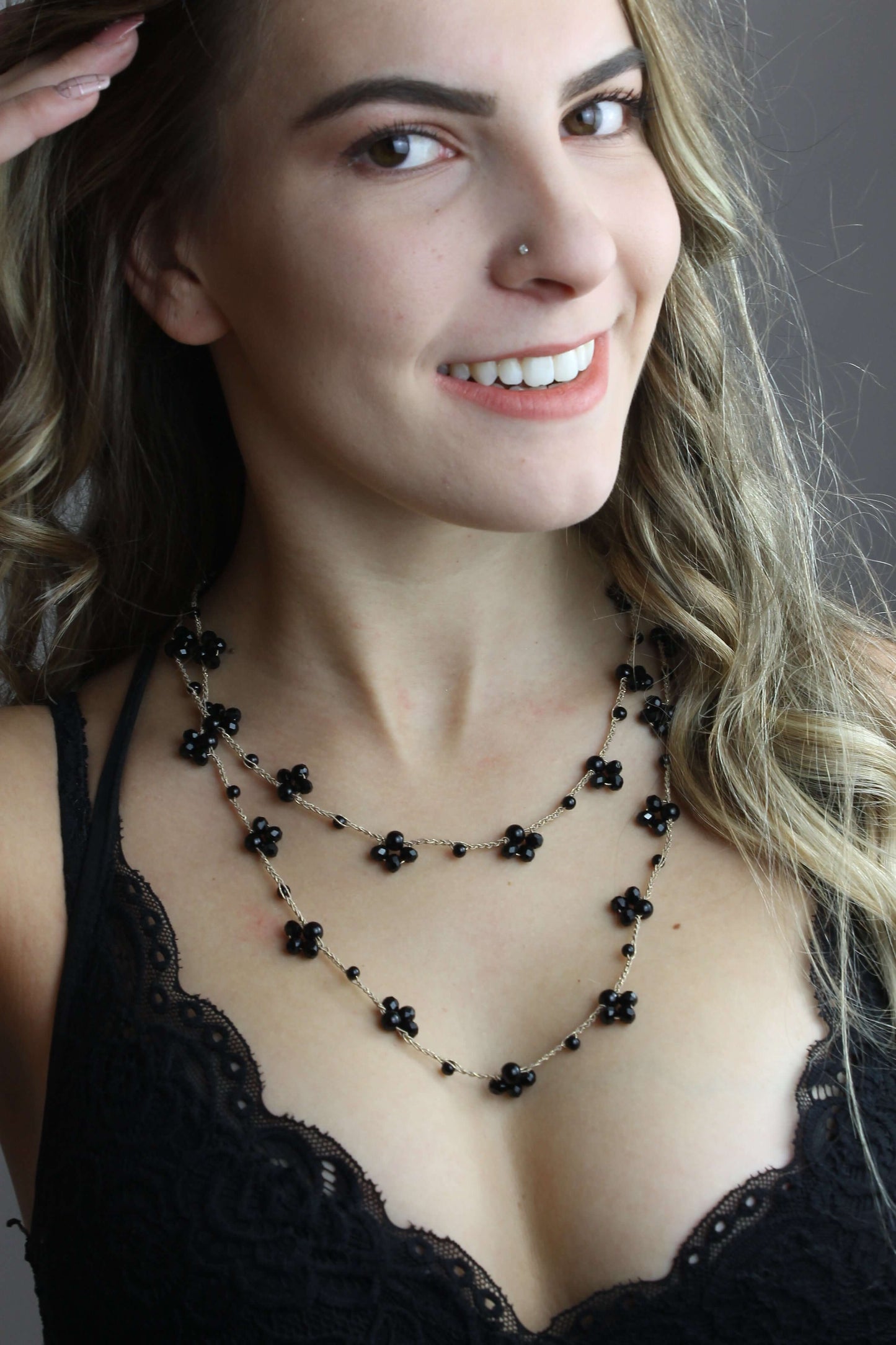 Collana artigianale lunga, fatta a mano con filo oro, cristalli e perline nere. Senza metallo, anallergica e trasformabile in braccialetto. 