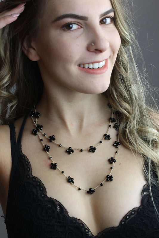 Collana artigianale lunga, fatta a mano con filo oro, cristalli e perline nere. Senza metallo, anallergica e trasformabile in braccialetto. 