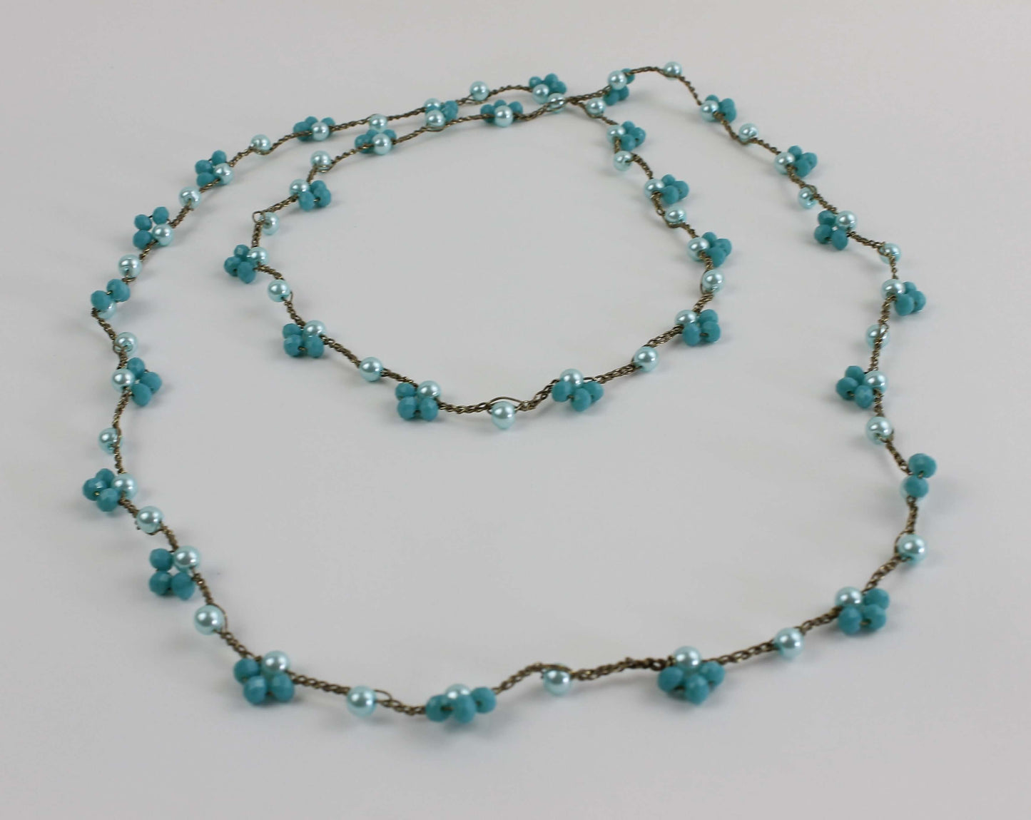 Filato gioiello e tonalità marine: questa collana mare in azzurro unisce raffinatezza e luce per un look unico.