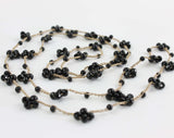 Collana artigianale lunga, fatta a mano con filo oro, cristalli e perline nere. Senza metallo, anallergica must have di eleganza e stile
