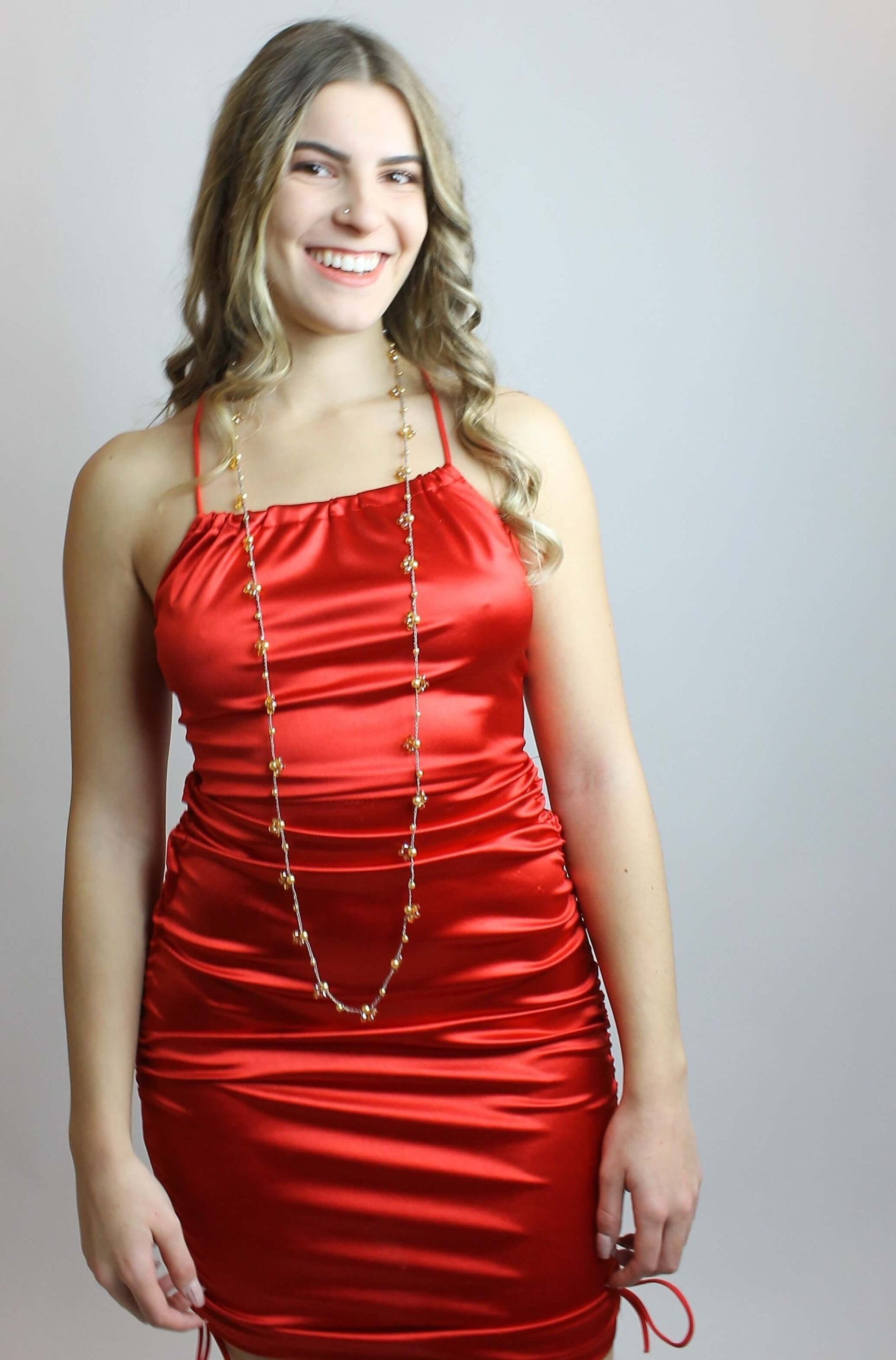 Collana artigianale lunga Fafiki, realizzata a mano con filo color oro, perline e cristalli. Versatile e comoda, può essere indossata in un giro o avvolta due volte per un look sofisticato. La chiusura assente la rende facile da indossare, mentre il design anallergico la rende ideale per chi cerca comfort. Usa la collana anche come bracciale multigiro per esprimere la tua creatività