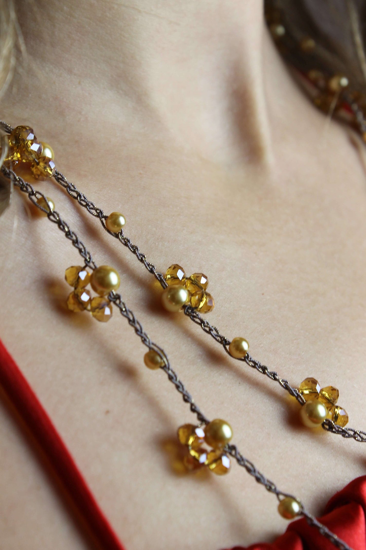 Collana artigianale lunga Fafiki, realizzata interamente a mano all’uncinetto con pregiato filo color oro, perline e cristalli. Questo gioiello versatile è pensato per te, che cerchi un accessorio elegante e funzionale. Con una lunghezza di 60 cm, puoi indossarla in un solo giro per un look semplice o avvolgerla due volte per un effetto più sofisticato. La sua struttura senza chiusura la rende comoda e veloce da indossare, perfetta per la tua vita frenetica. Inoltre, la collana è completamente anallergica.