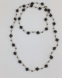Collana artigianale lunga, fatta a mano con filo oro, cristalli e perline nere. Senza metallo, anallergica e trasformabile in bracciale