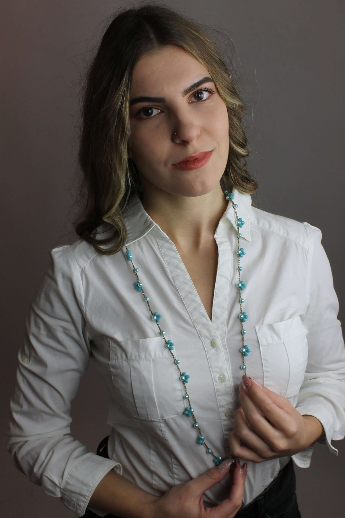 Porta il fascino del mare al tuo collo: collana in filato gioiello con cristalli e perline azzurre