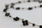 Collana artigianale lunga, fatta a mano con filo oro, cristalli e perline nere. Senza metallo, anallergica da indossare a 1 o 2 giri
