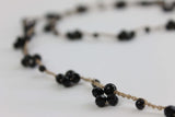 Collana artigianale lunga, fatta a mano con filo oro, cristalli e perline nere. Senza metallo, anallergica da indossare a 1 o 2 giri
