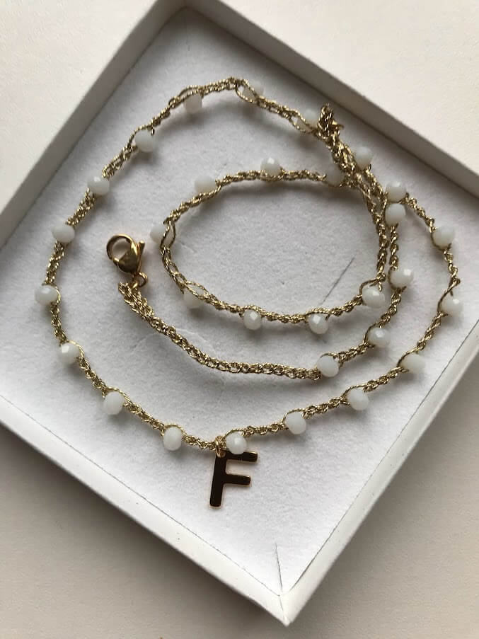 Personalisierte Halskette mit gehäkelten Juwelen und Perlen