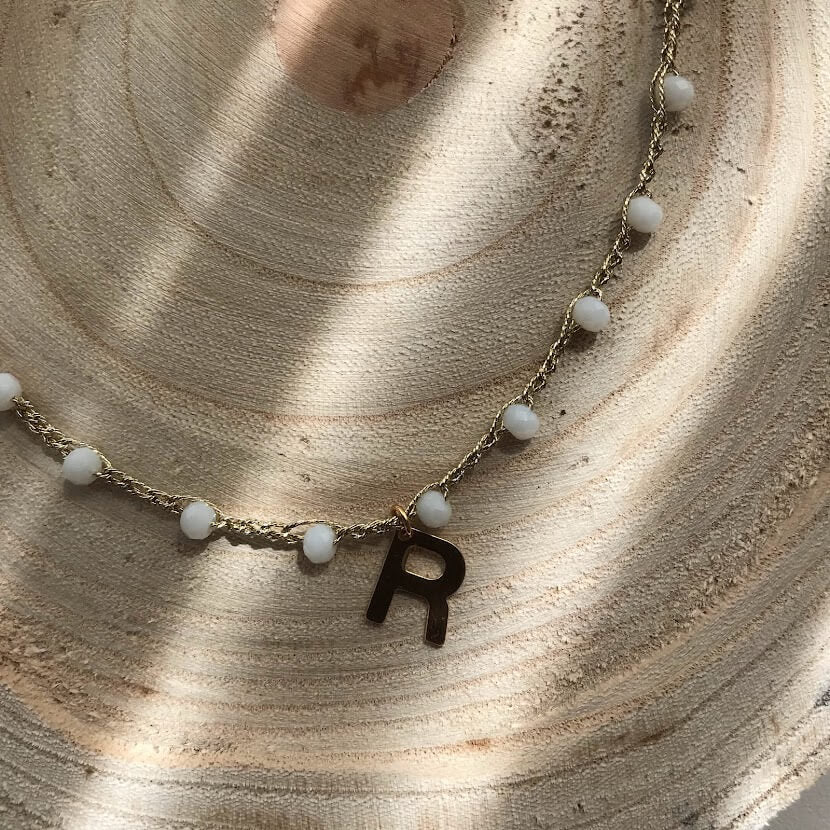 Personalisierte Halskette mit gehäkelten Juwelen und Perlen