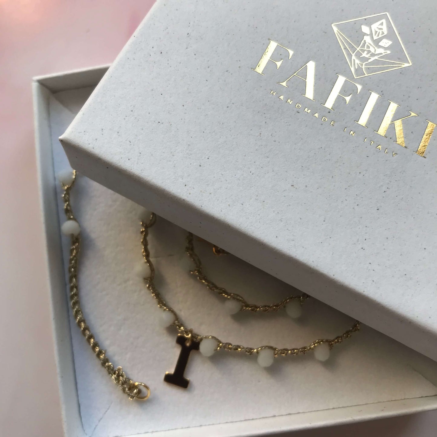 Personalisierte Halskette mit gehäkelten Juwelen und Perlen