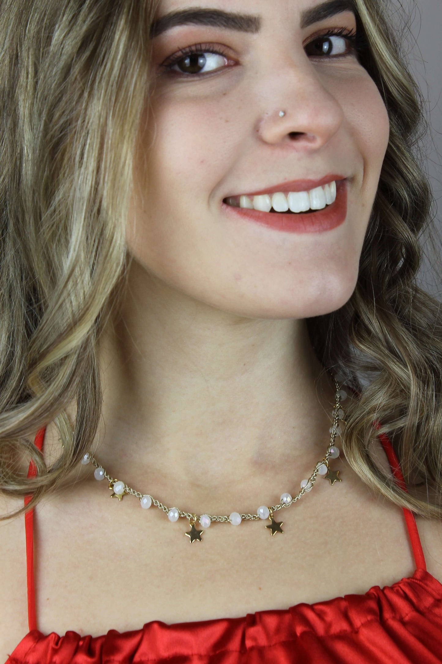 Collana Girocollo Fafiki, un regalo di Natale perfetto per le festività. Realizzata a mano all'uncinetto con pregiato filo oro e scintillanti cristalli, questa collana con pendenti a forma di stella è l'accessorio ideale per brillare durante le celebrazioni. Con chiusura a moschettone in acciaio galvanizzato e lunghezza di 44 cm, questa collana elegante unisce stile e artigianalità, rendendola un dono unico e significativo per chi ama i gioielli sofisticati