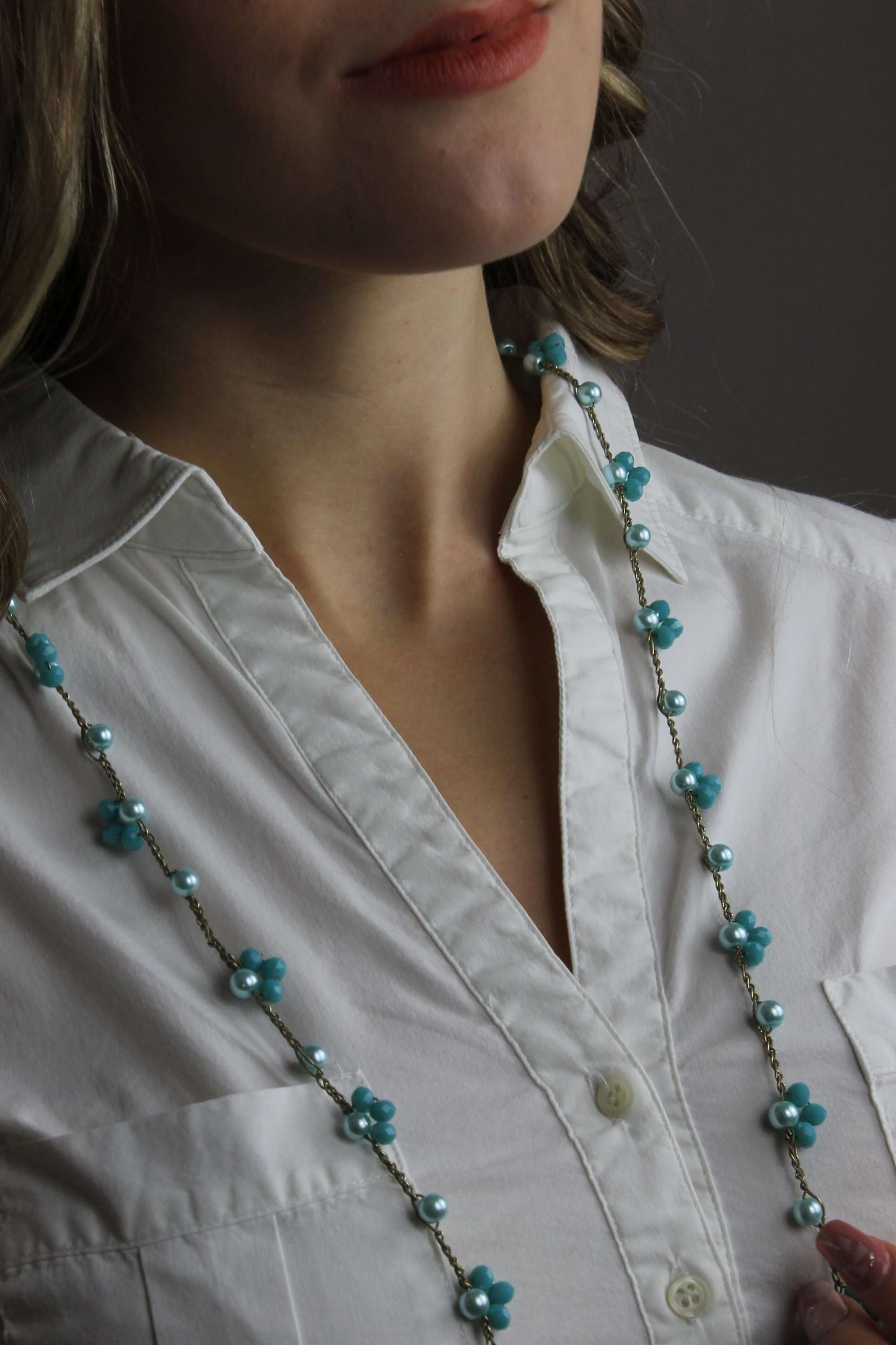 Collana ispirata al mare: cristalli e perline azzurre in un design unico che illumina il tuo stile con grazia.